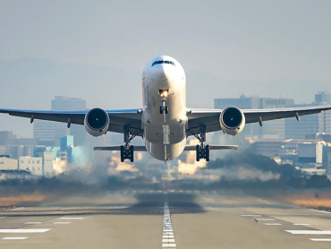 Prelet aviona ispred Sunčevih pjega